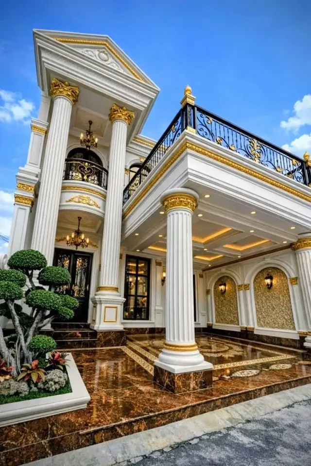 Fasad rumah klasik dengan portico pilar Corinthian ganda berkapitel emas